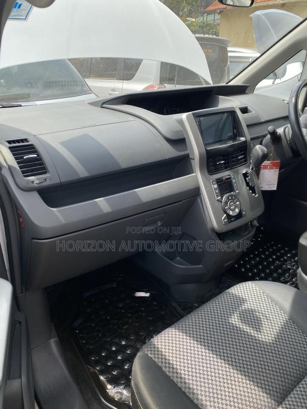 Toyota Noah 2.0 143hp FWD (7 Seater) 2010 White