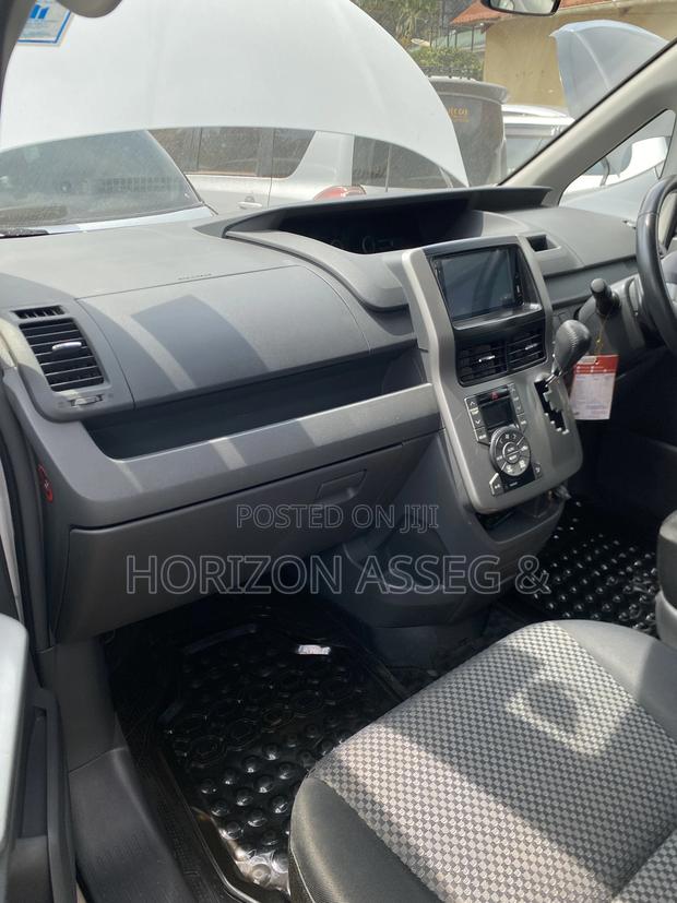 Toyota Noah 2.0 143hp FWD (7 Seater) 2010 White