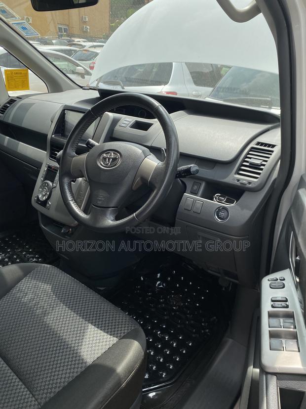 Toyota Noah 2.0 143hp FWD (7 Seater) 2010 White
