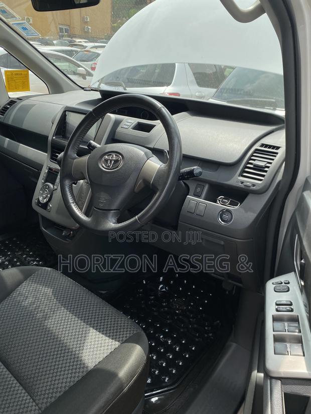 Toyota Noah 2.0 143hp FWD (7 Seater) 2010 White