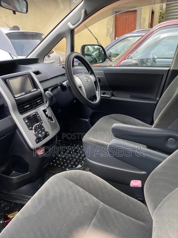 Toyota Noah 2.0 143hp FWD (8 Seater) 2011 Black