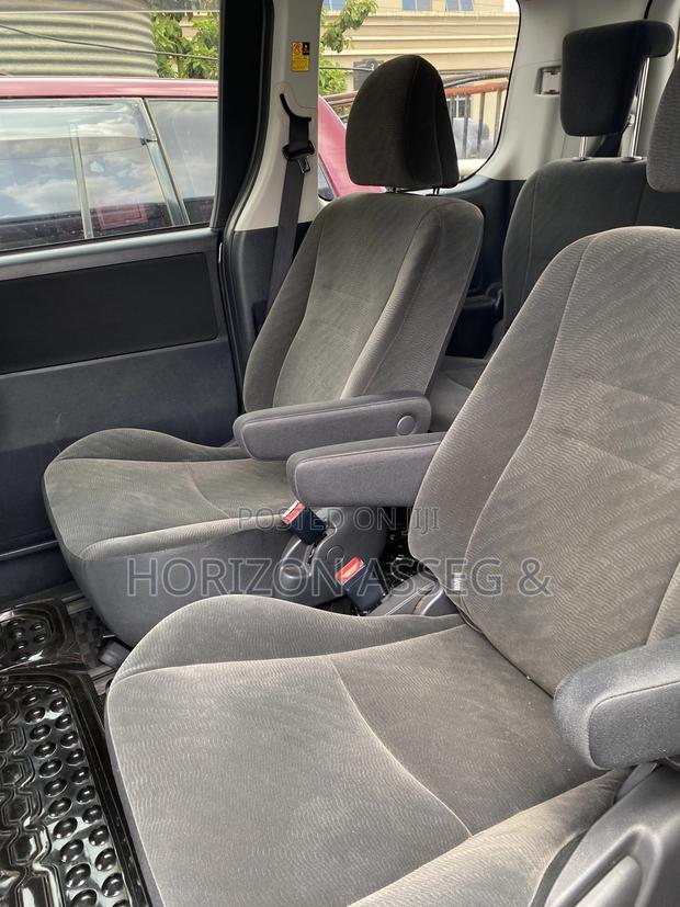 Toyota Noah 2.0 143hp FWD (8 Seater) 2011 Black