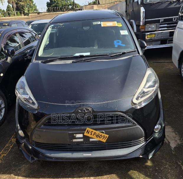 Toyota Sienta 2017 Black