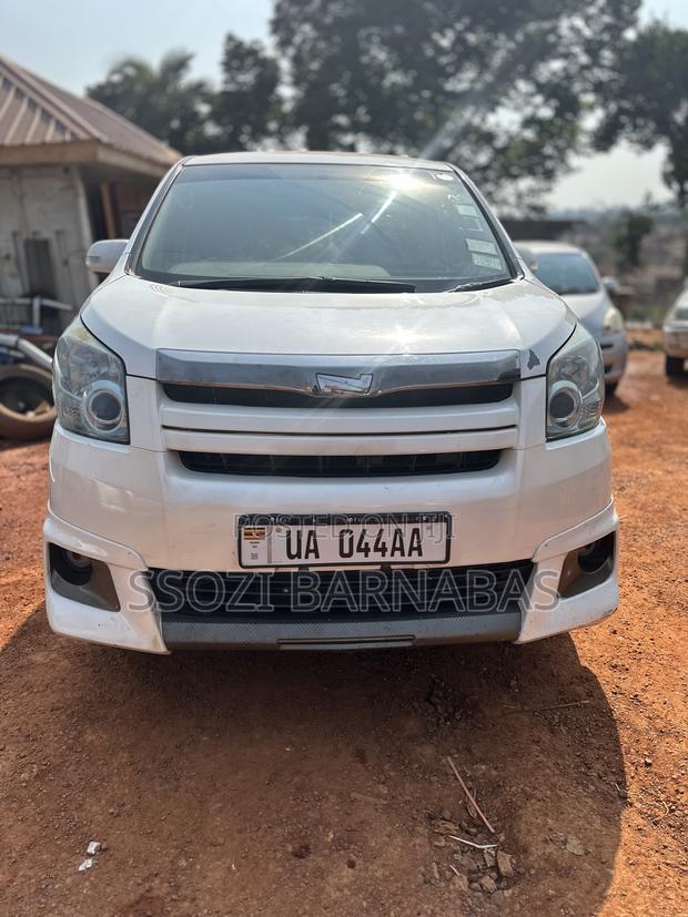Toyota Noah 2010 White