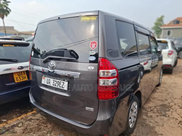 Toyota Noah 2012 Gray