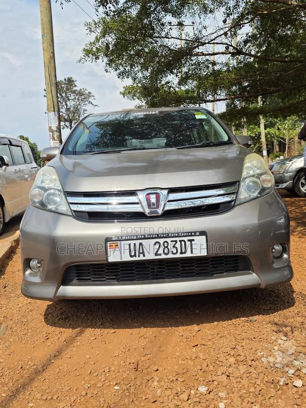 Toyota ISIS 2012 Beige