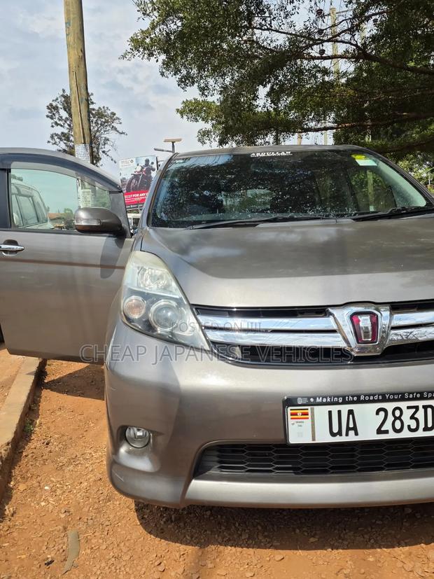 Toyota ISIS 2012 Beige