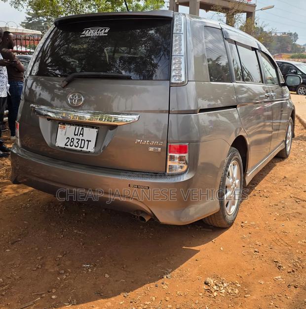 Toyota ISIS 2012 Beige