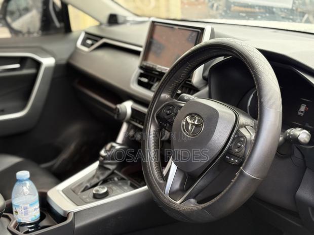 Toyota RAV4 XLE Premium 2021 White