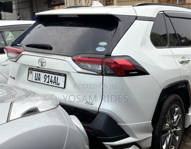 Toyota RAV4 XLE Premium 2021 White