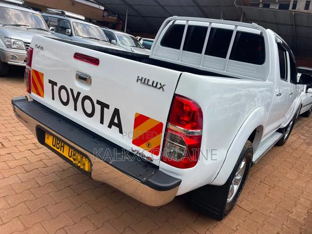 Toyota Hilux 2012 White