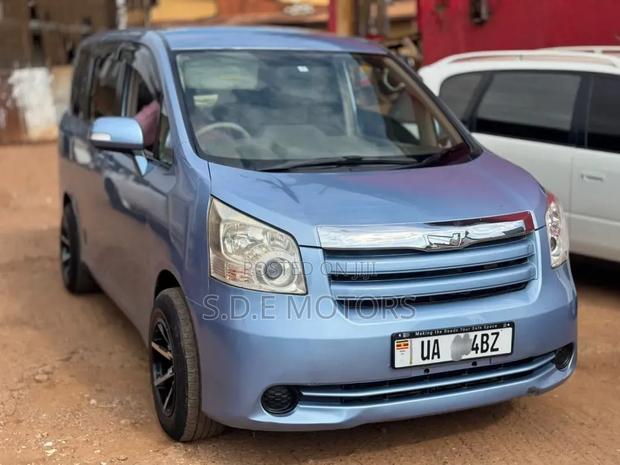 Toyota Noah 2.0 143hp AWD (8 Seater) 2009 Matt Black