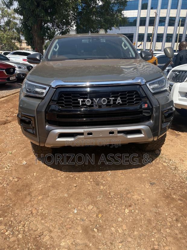 Toyota Hilux Rugged 4x4 2018 Gold
