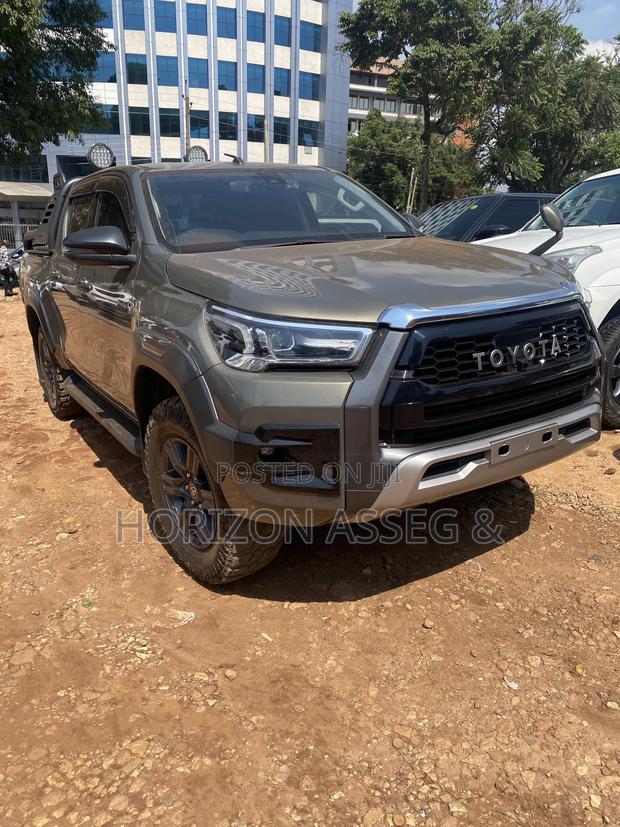 Toyota Hilux Rugged 4x4 2018 Gold