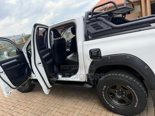 Toyota Hilux 2018 White