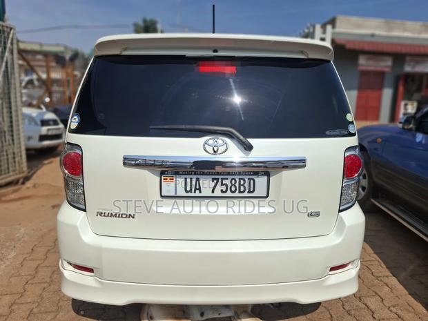 Toyota Corolla Rumion 2011 White