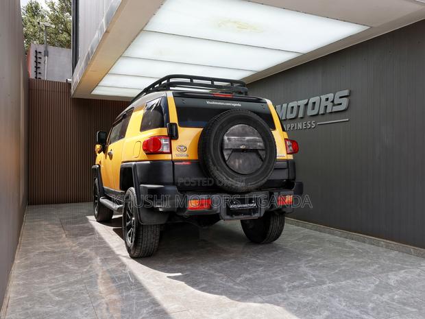 Toyota FJ Cruiser 2012 Yellow