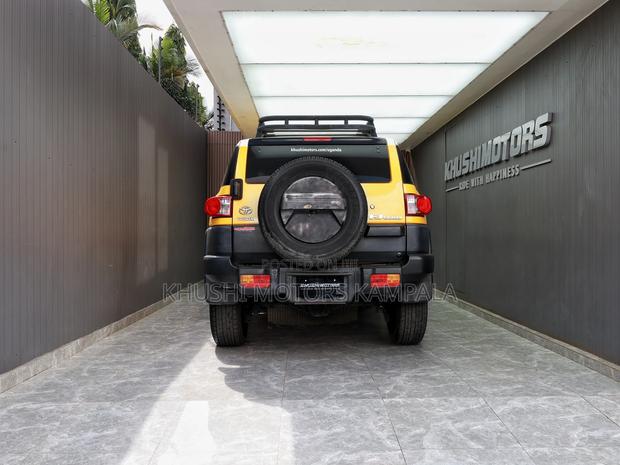 Toyota FJ Cruiser 2012 Yellow