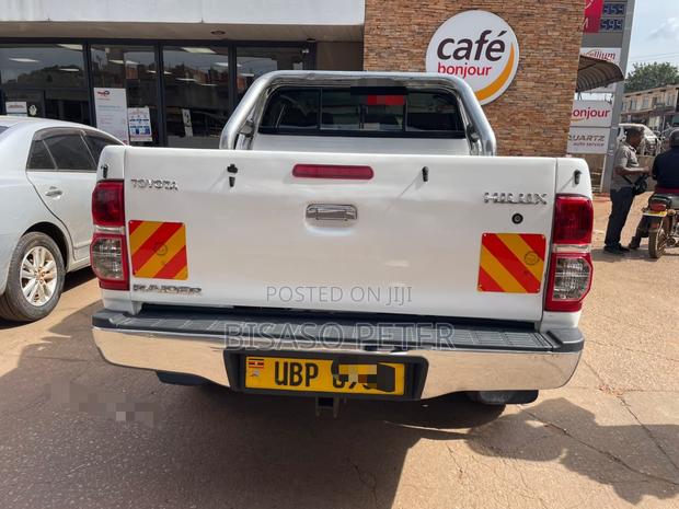 Toyota Hilux 2012 White