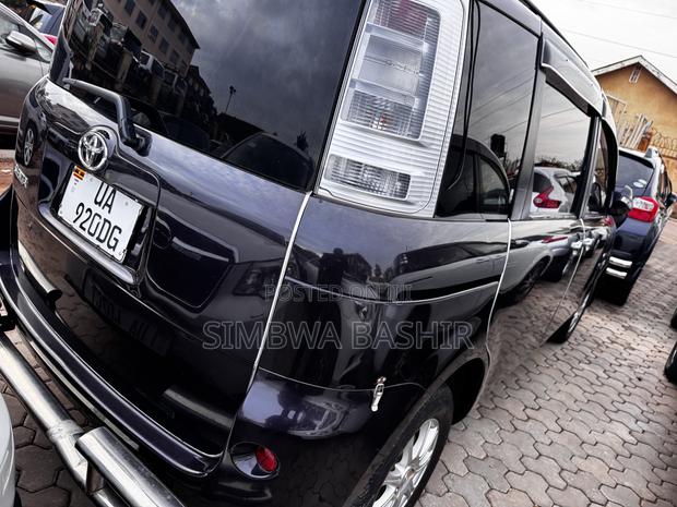 Toyota Sienta 2011 Black