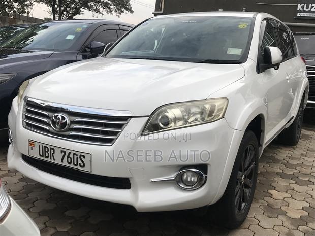 Toyota Vanguard 2011 White