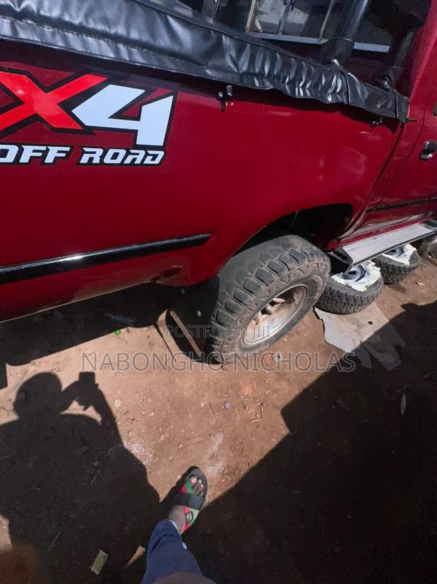 Toyota Hilux 2000 Red