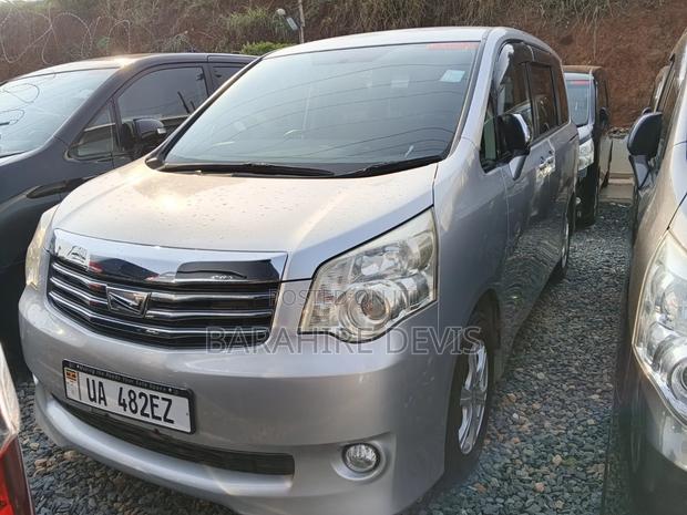 Toyota Noah 2011 Silver