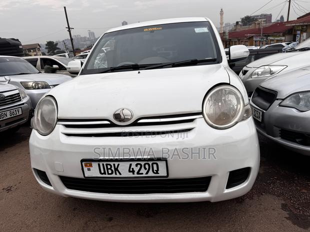 Toyota Sienta 2006 White