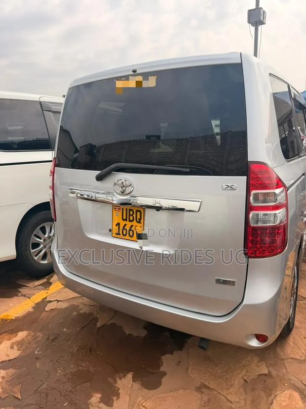 Toyota Noah 2012 Silver