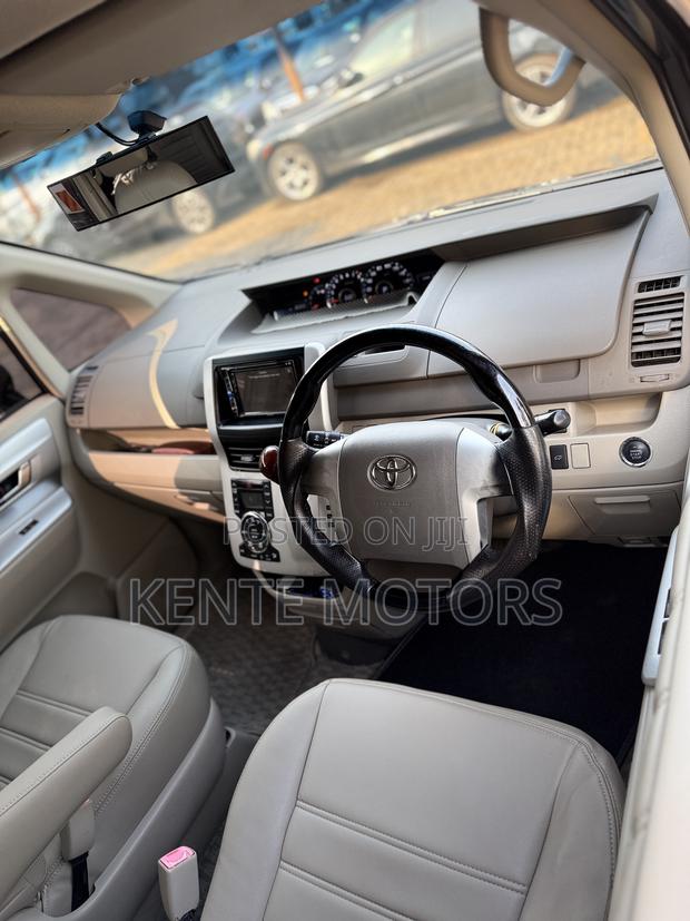 Toyota Noah 2.0 143hp AWD (7 Seater) 2013 Gray