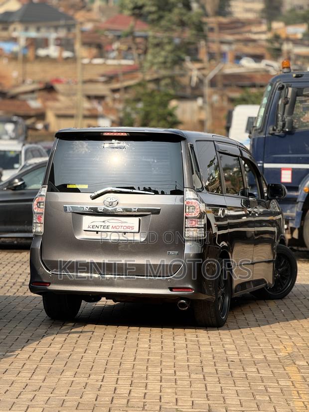Toyota Noah 2.0 143hp AWD (7 Seater) 2013 Gray
