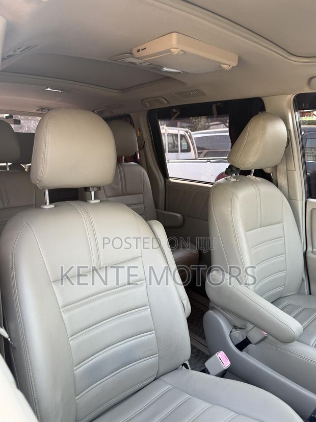 Toyota Noah 2.0 143hp AWD (7 Seater) 2013 Gray