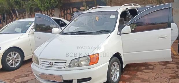 Toyota Ipsum 2000 White