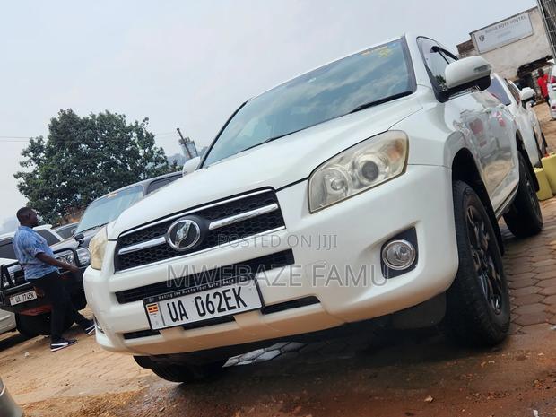 Toyota RAV4 2010 White