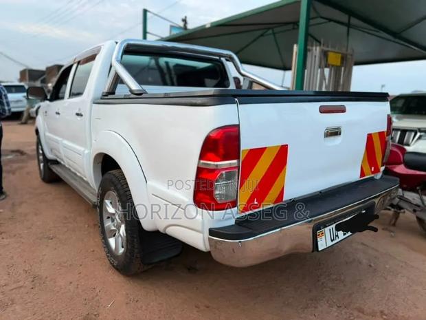 Toyota Hilux 2010 White