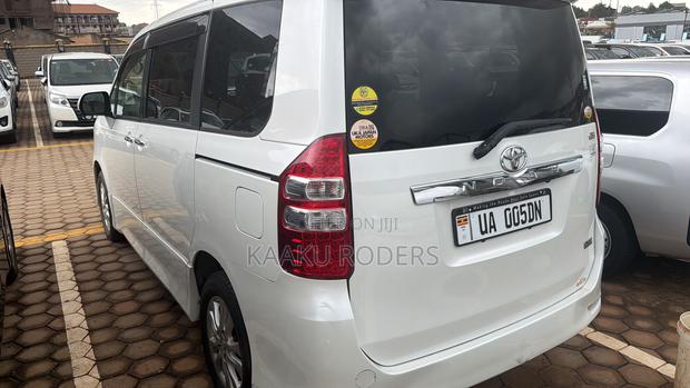 Toyota Noah 2.0 143hp AWD (8 Seater) 2012 White