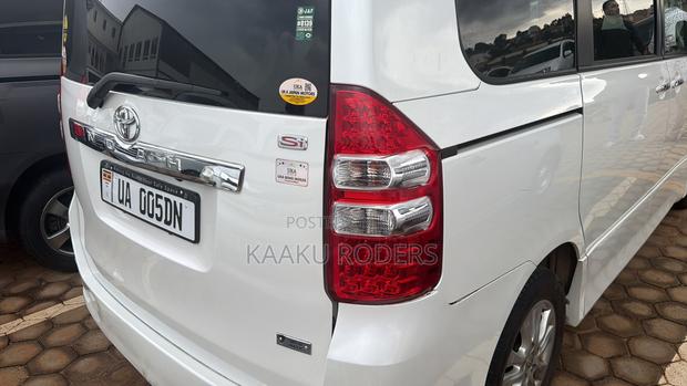 Toyota Noah 2.0 143hp AWD (8 Seater) 2012 White