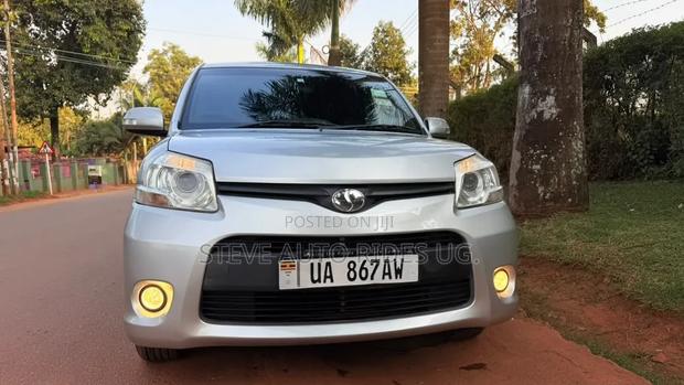Toyota Sienta 2012 Silver
