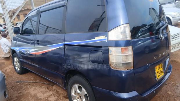 Toyota Noah 2004 Blue