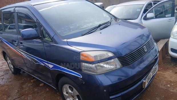 Toyota Noah 2004 Blue