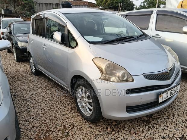 Toyota Ractis 2010 Silver