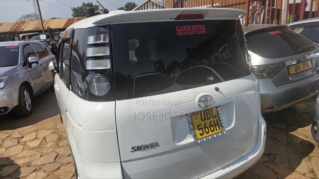 Toyota Sienta 2010 White