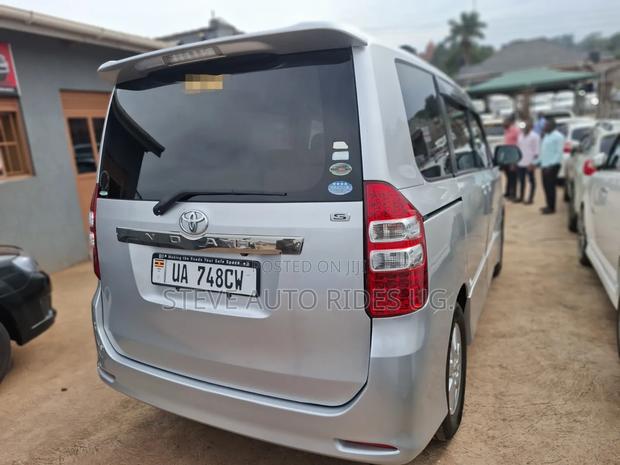 Toyota Noah 2.0 158hp FWD (7 Seater) 2012 Silver