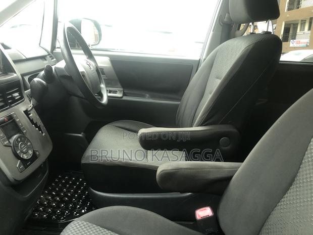 Toyota Noah 2010 Silver