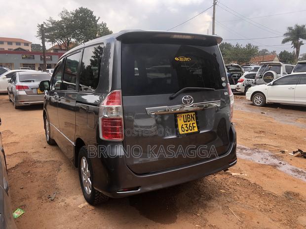 Toyota Noah 2010 Silver