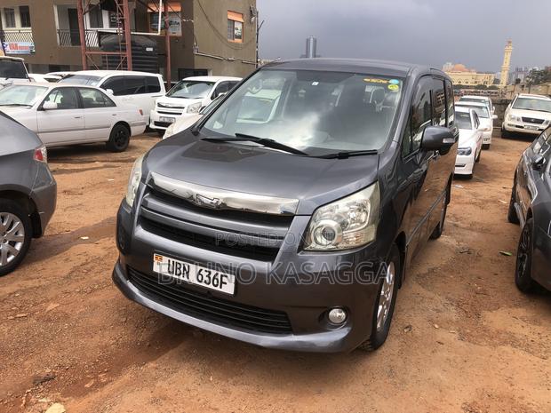 Toyota Noah 2010 Silver