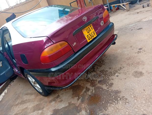 Toyota Avensis 1998 Red