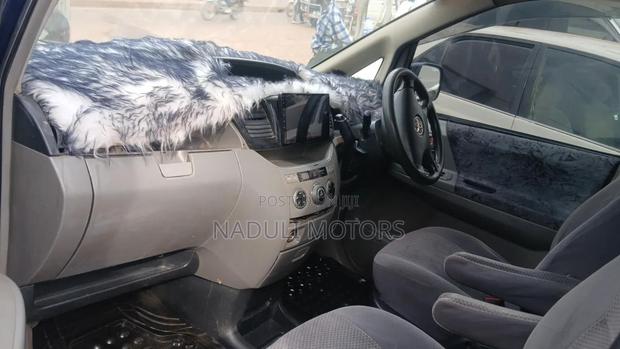 Toyota Noah 2004 Blue