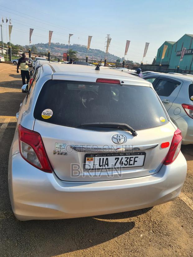 Toyota Vitz 2012 Silver