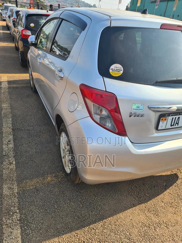 Toyota Vitz 2012 Silver